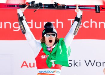 Lucas Pinheiro celebra o ouro inédito no slalom gigante durante a Copa do Mundo na Eslovênia