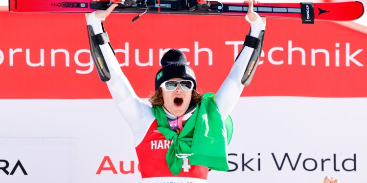 Lucas Pinheiro celebra o ouro inédito no slalom gigante durante a Copa do Mundo na Eslovênia