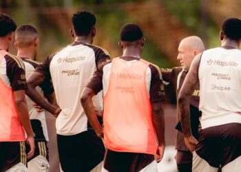 Leonardo Jardim estreia em final contra o Fluminense após implementar mudanças na rotina do CT
