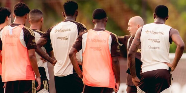 Leonardo Jardim estreia em final contra o Fluminense após implementar mudanças na rotina do CT