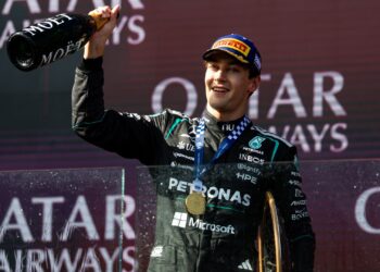 George Russell celebra triunfo no GP da Austrália e liderança inédita do campeonato