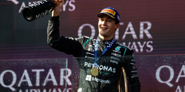 George Russell celebra triunfo no GP da Austrália e liderança inédita do campeonato
