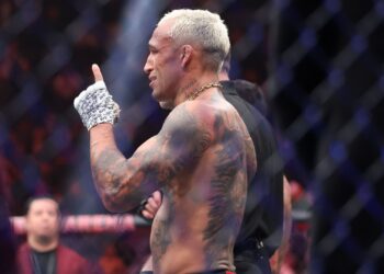 Charles do Bronx domina Max Holloway em Las Vegas e conquista o cinturão BMF no UFC 326