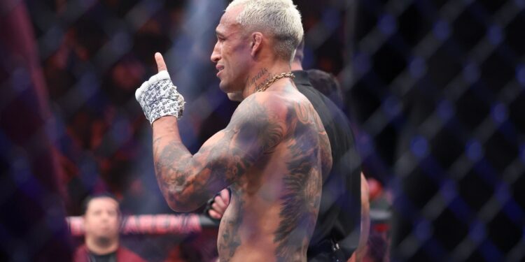 Charles do Bronx domina Max Holloway em Las Vegas e conquista o cinturão BMF no UFC 326