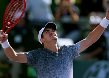João Fonseca celebra virada histórica sobre Karen Khachanov em Indian Wells