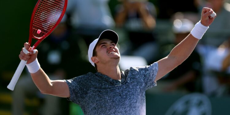 João Fonseca celebra virada histórica sobre Karen Khachanov em Indian Wells
