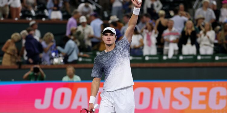 João Fonseca venceu o norte-americano Tommy Paul na terceira rodada de Indian Wells