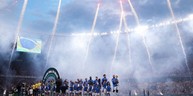 23 jogadores de Cruzeiro e Atlético-MG foram expulsos após briga generalizada