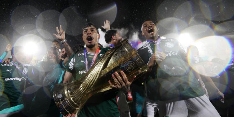 Gustavo Gómez levantou seu 13º título pelo Palmeiras
