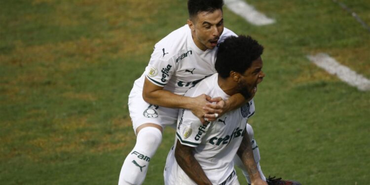 Luiz Adriano marcou o gol da vitória do Palmeiras no último duelo com o Vasco em São Januário