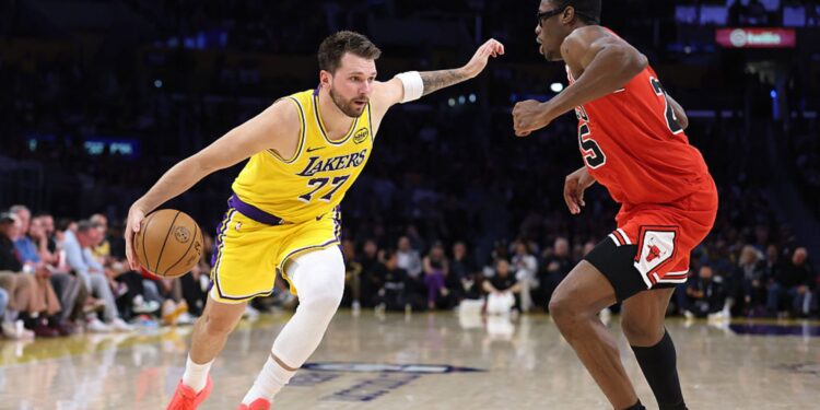Luka Doncic foi o cestinha dos Lakers na vitória sobre os Bulls