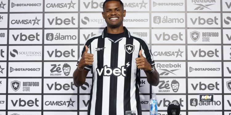 Júnior Santos foi apresentado para sua terceira passagem pelo Botafogo