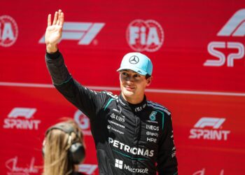 George Russell superou as duas Ferraris e venceu a primeira corrida sprint da temporada da F1