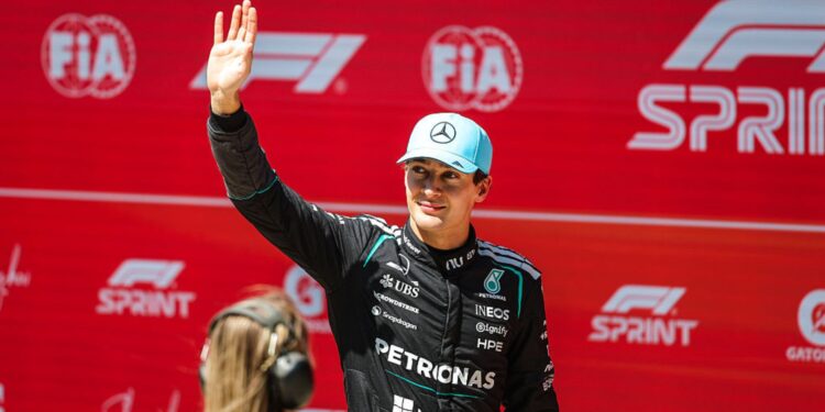 George Russell superou as duas Ferraris e venceu a primeira corrida sprint da temporada da F1
