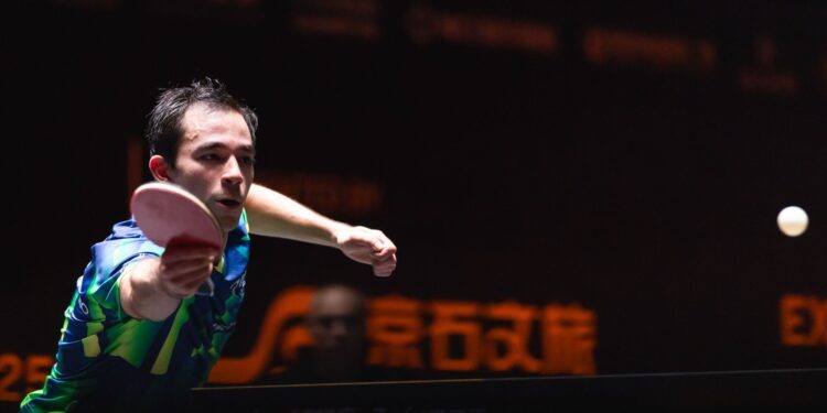 Hugo Calderano foi eliminado nas quartas de final do WTT Champions de Chongqing