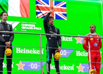 Kimi Antonelli subiu ao lugar mais alto do pódio pela primeira vez no GP da China de F1