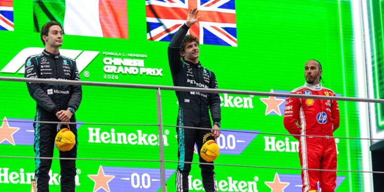 Kimi Antonelli subiu ao lugar mais alto do pódio pela primeira vez no GP da China de F1