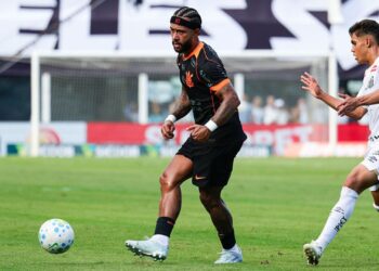 Memphis Depay marcou o gol do Corinthians no empate contra o Santos