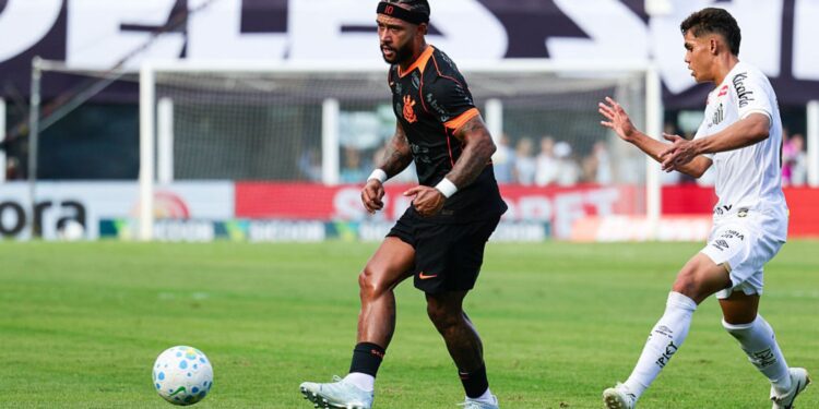 Memphis Depay marcou o gol do Corinthians no empate contra o Santos