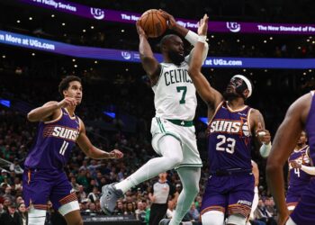 Jaylen Brown foi o cestinha dos Celtics na vitória sobre os Suns