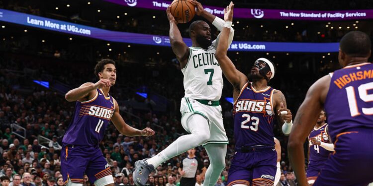 Jaylen Brown foi o cestinha dos Celtics na vitória sobre os Suns