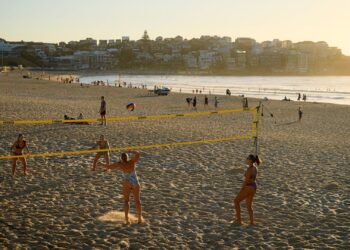 Cada vez mais popular, o vôlei de praia traz diversos benefícios para o corpo