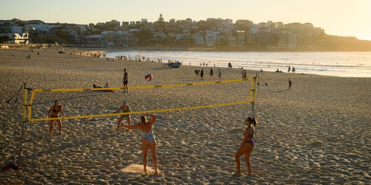 Cada vez mais popular, o vôlei de praia traz diversos benefícios para o corpo