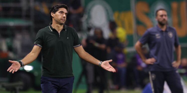 Abel Ferreira elogiou a atuação de Jhon Arias na vitória do Palmeiras sobre o Botafogo