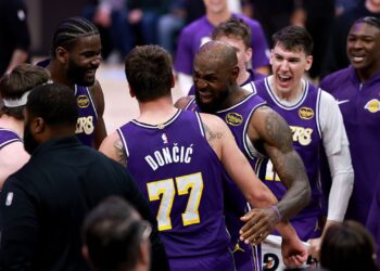 Doncic e LeBron James comandaram a vitória dos Lakers sobre os Rockets