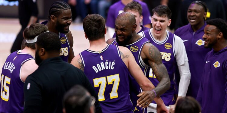 Doncic e LeBron James comandaram a vitória dos Lakers sobre os Rockets