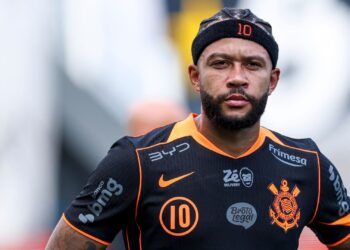 Memphis Depay usou as redes sociais para justificar o uso de celular no banco de reservas do Corinthians