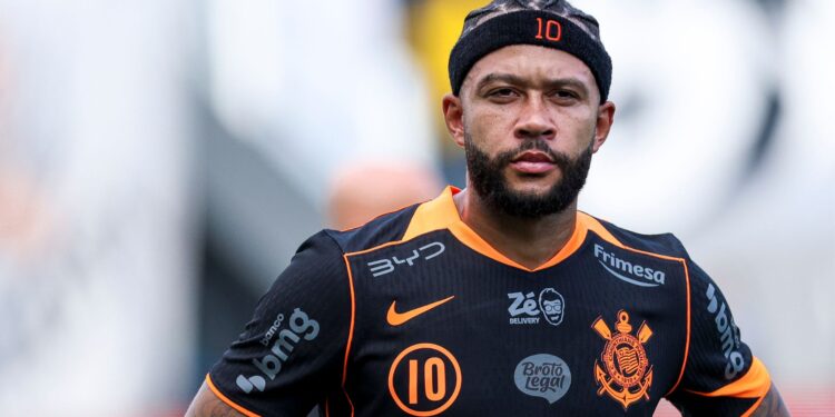Memphis Depay usou as redes sociais para justificar o uso de celular no banco de reservas do Corinthians