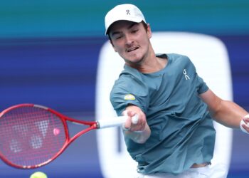 João Fonseca torce contra rivais em Miami para se manter entre os 40 melhores do mundo