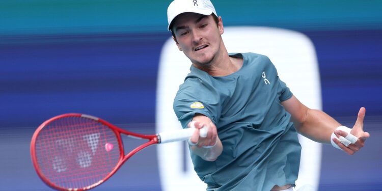 João Fonseca torce contra rivais em Miami para se manter entre os 40 melhores do mundo