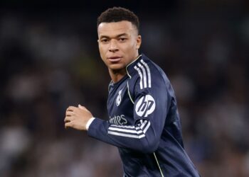Mbappé nega gravidade de problema no joelho e confirma presença em amistosos