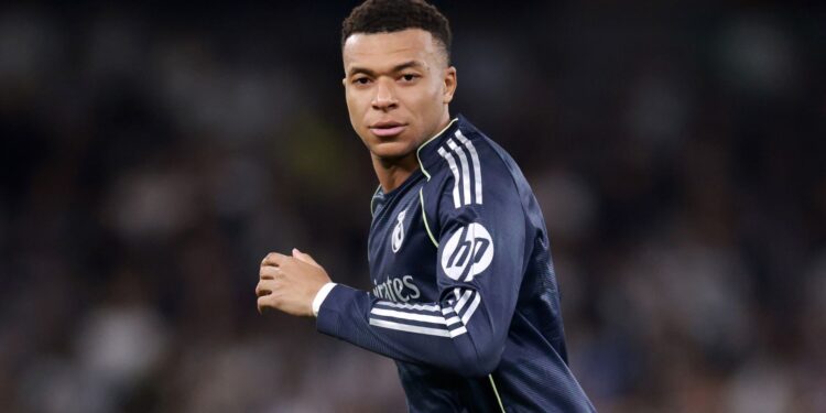 Mbappé nega gravidade de problema no joelho e confirma presença em amistosos