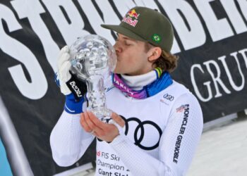 Lucas Pinheiro levanta o Globo de Cristal após vitória histórica na Copa do Mundo de Esqui Alpino