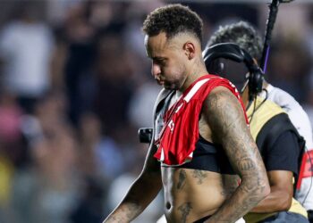 Jornal espanhol questiona foco de Neymar após maratona de jogos online