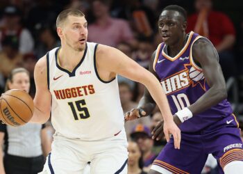 Nikola Jokic foi o cestinha dos Nuggets na vitória sobre os Suns