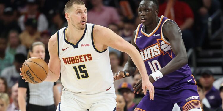 Nikola Jokic foi o cestinha dos Nuggets na vitória sobre os Suns