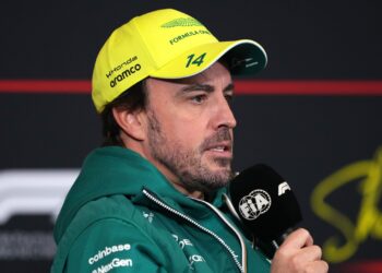 Alonso desfalca Aston Martin no início do GP do Japão