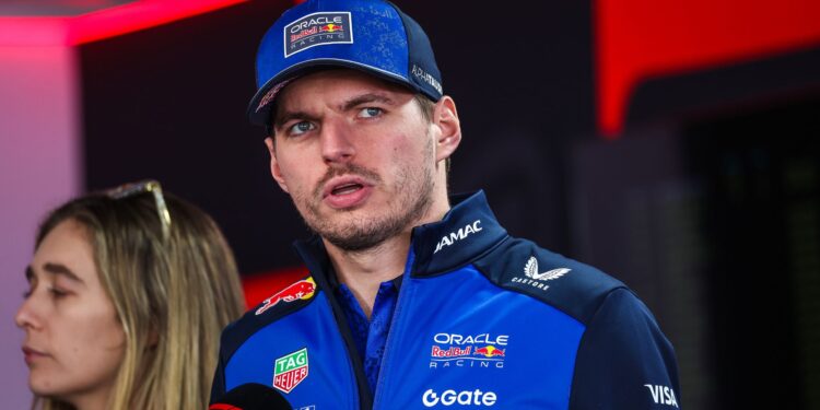 Verstappen protagonizou cena inusitada ao expulsar jornalista antes de falar com a imprensa no Japão