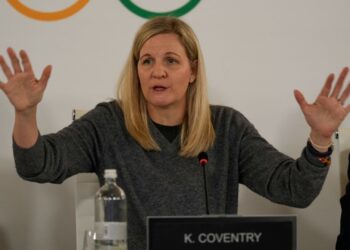 Kirsty Coventry, presidente do COI defendeu novos critérios genéticos para a categoria feminina em 2028
