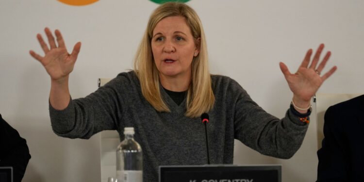 Kirsty Coventry, presidente do COI defendeu novos critérios genéticos para a categoria feminina em 2028