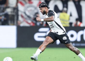 Memphis Depay foi visto usando o celular durante a partida entre Corinthians e Flamengo