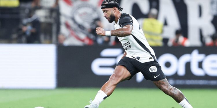 Memphis Depay foi visto usando o celular durante a partida entre Corinthians e Flamengo