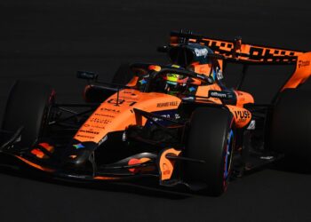 Oscar Piastri acelera sua McLaren para garantir o topo da tabela no GP do Japão de Fórmula 1
