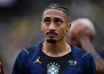 Com dores na coxa, Raphinha corre contra o tempo para não desfalcar o Brasil e o Barcelona