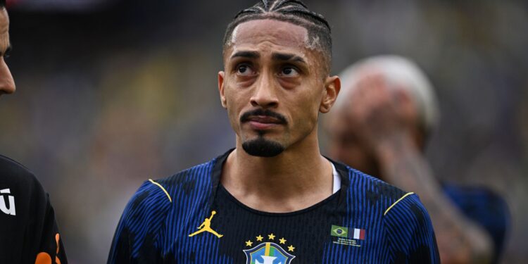 Com dores na coxa, Raphinha corre contra o tempo para não desfalcar o Brasil e o Barcelona
