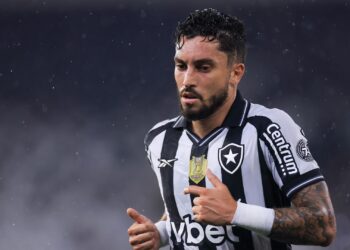 Alex Telles demonstra abatimento após derrota para o Barcelona de Guayaquil